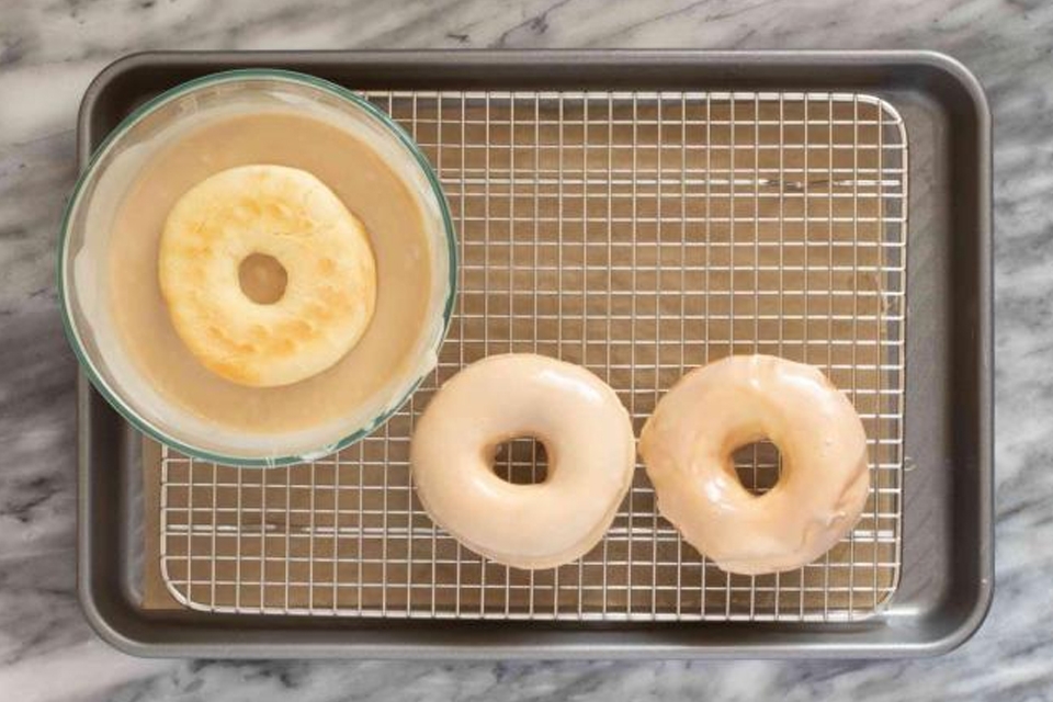 Phủ đường cho bánh Donut