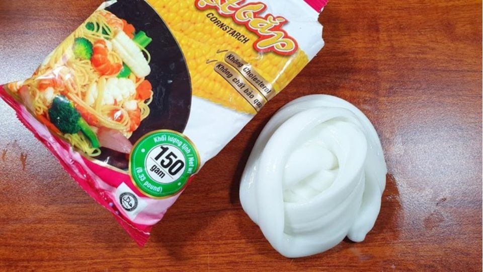 Rắc tinh bột ngô vào dầu gội và khuấy đến đến khi thu được hỗn hợp đặc, sệt