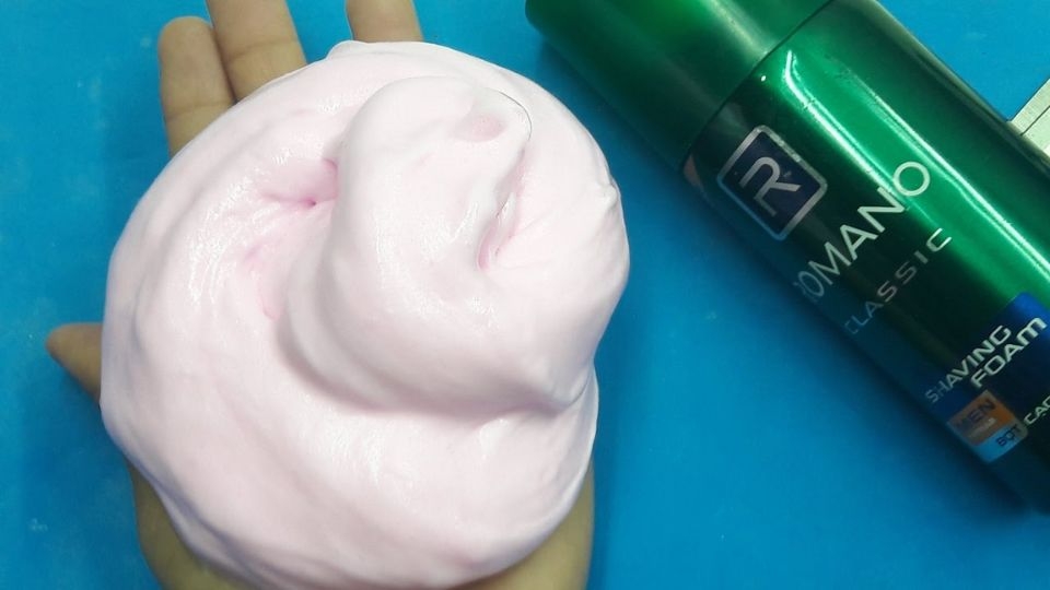 Trộn đều hồ, kem cạo râu, dung dịch borax và khuấy đều