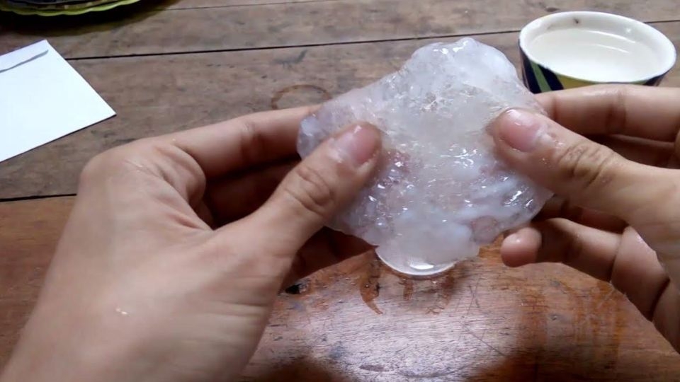Cho 3 muỗng dung dịch hàn the vào hỗn hợp keo và nước lọc
