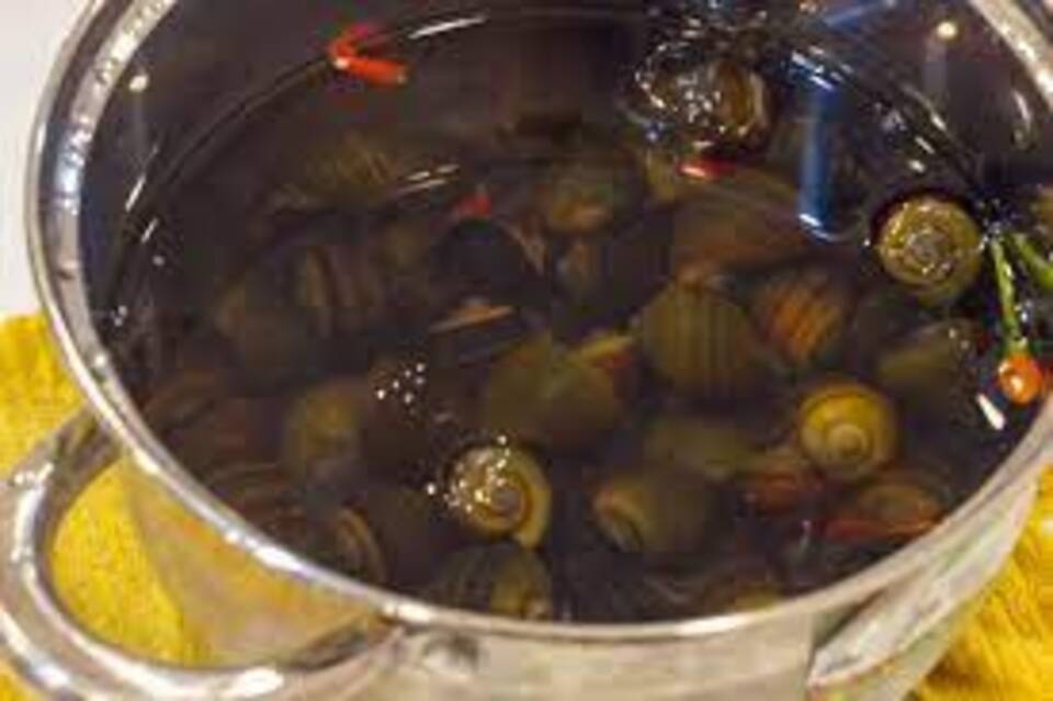 Tiến hành luộc ốc bươu