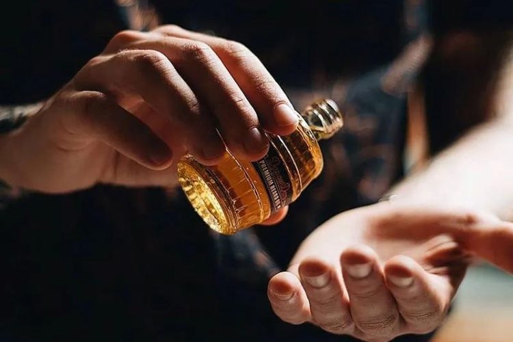 Cho dầu dưỡng tóc trước khi tạo nếp