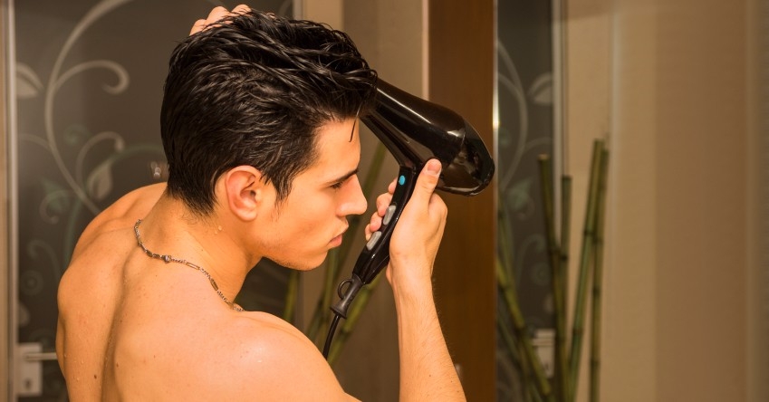 Dùng máy sấy và vuốt tóc tạo kiểu