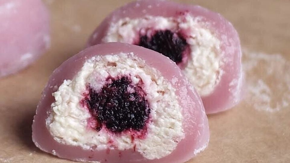 Bánh mochi độc lạ nhân kem dâu tằm thơm ngon