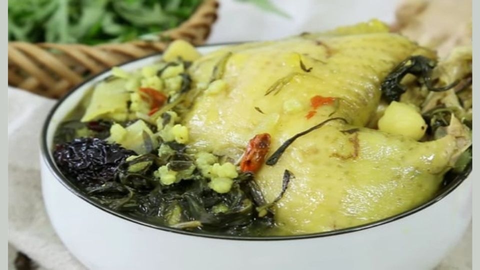 Gà hầm ngải cứu và thuốc bắc hòa quyện giữa vị đắng và ngọt