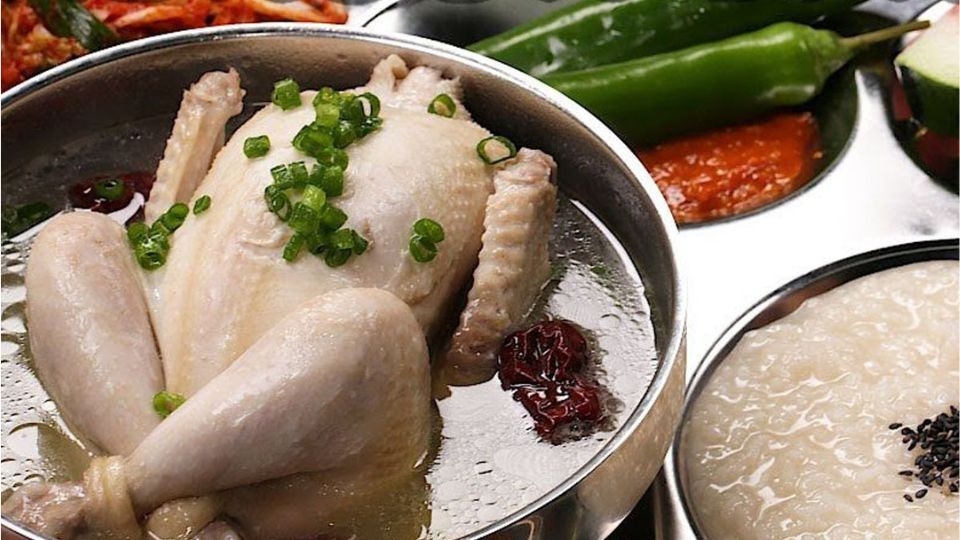 Súp gà Baeksuk- món ăn đặc sản xứ Hàn