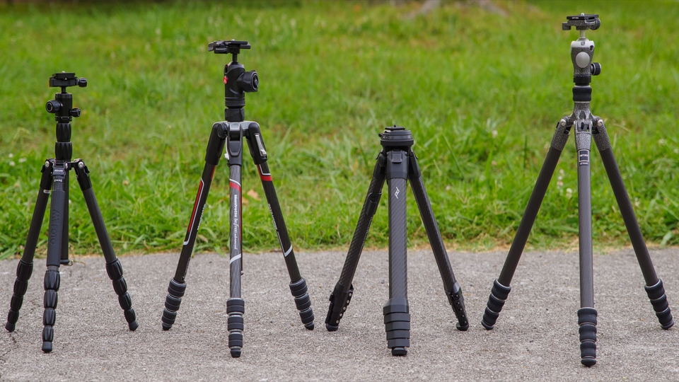 Tham khảo các mẫu tripods hoặc gậy selfie để thỏa sức chụp hình