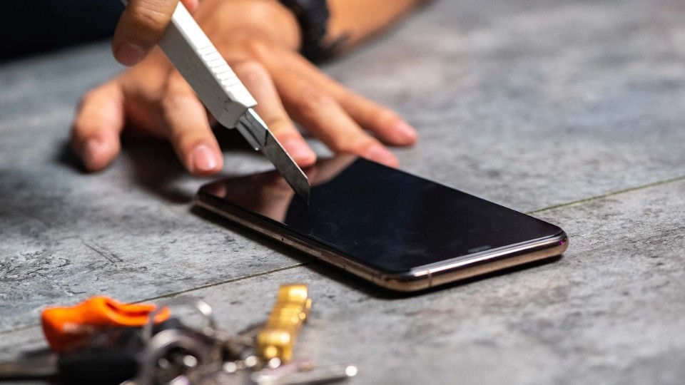 Gỡ bỏ miếng dán màn hình