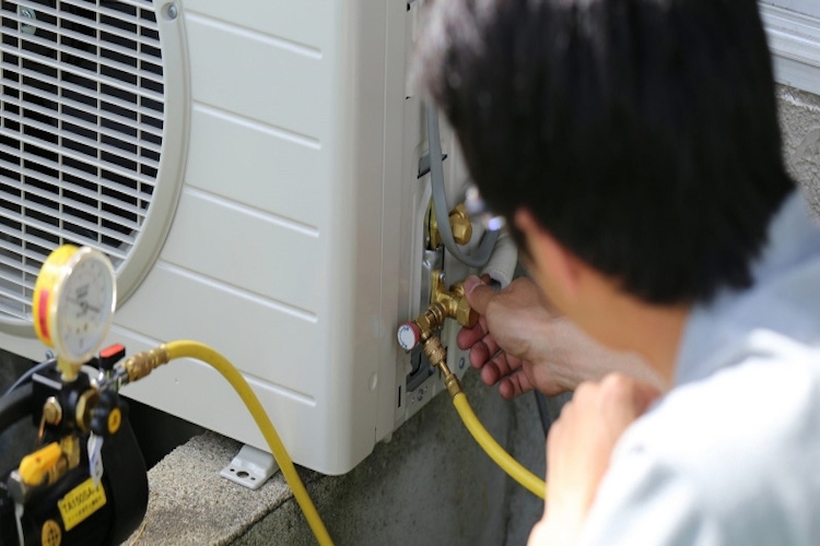 Cách vệ sinh ống đồng điều hòa bằng máy hút chân không