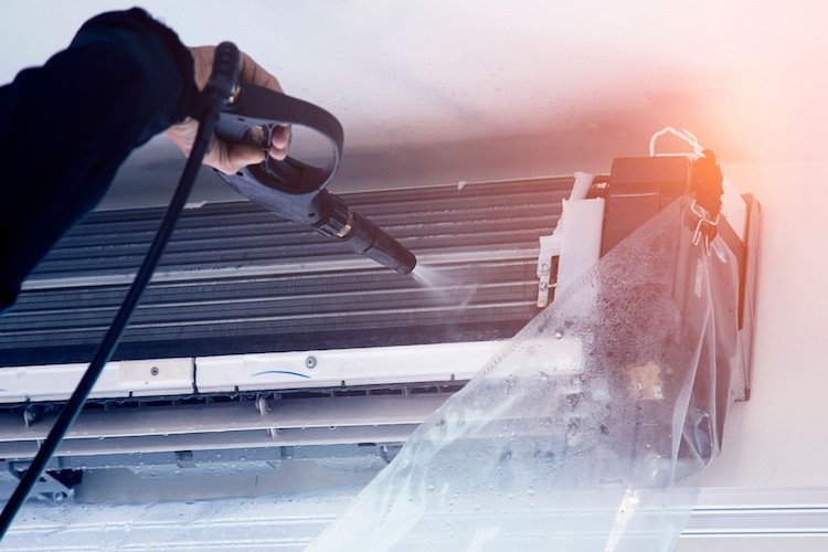 Cách vệ sinh ống đồng điều hòa bằng nước sạch