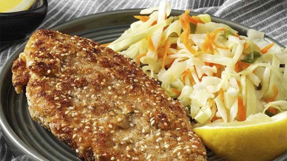 Cá mè chiên giòn ăn kèm rau thơm ngon, độc đáo