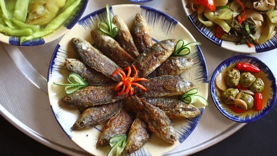 Món cá rô đồng chiên có sức hút khó cưỡng trên mâm cơm gia đình