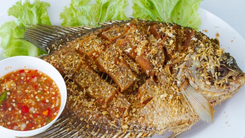 Món cá diêu hồng chiên giòn ăn đưa cơm với mắm ớt siêu cay