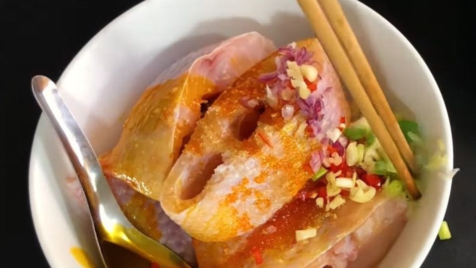 Sơ chế và ướp cá diêu hồng kho tiêu 