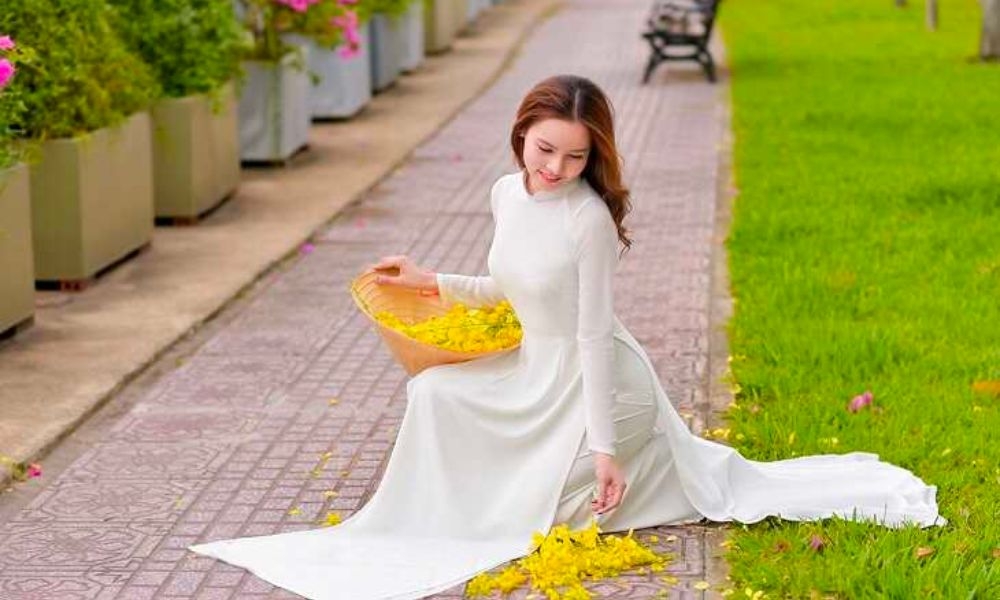 Hướng dẫn tạo dáng chụp ảnh áo dài kỷ yếu khi ngồi đơn giản