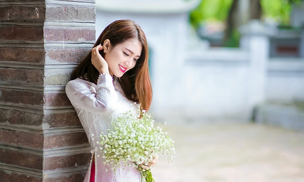 Dáng vuốt tóc thật nhẹ nhàng