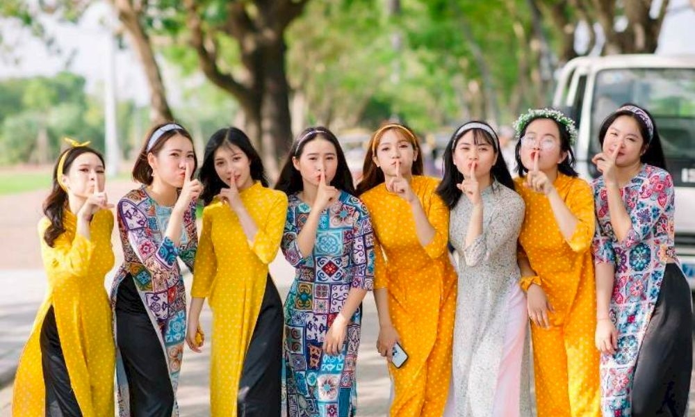 Hướng dẫn tạo dáng chụp ảnh áo dài kỷ yếu nhóm đứng vòng cung