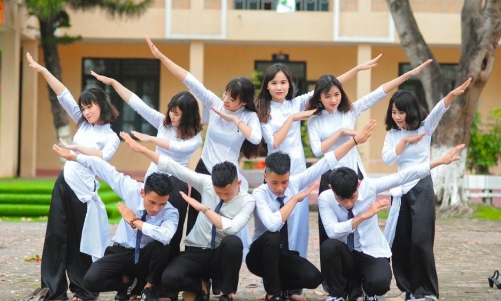 Dáng nửa đứng, nửa ngồi độc đáo