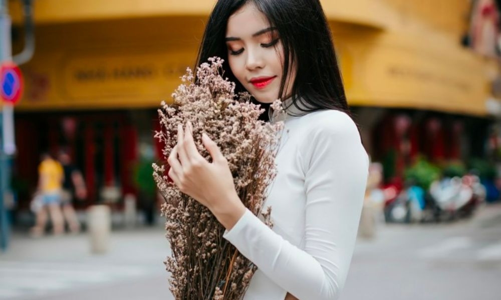 Dáng cầm hoa và cúi nghiêng nhẹ