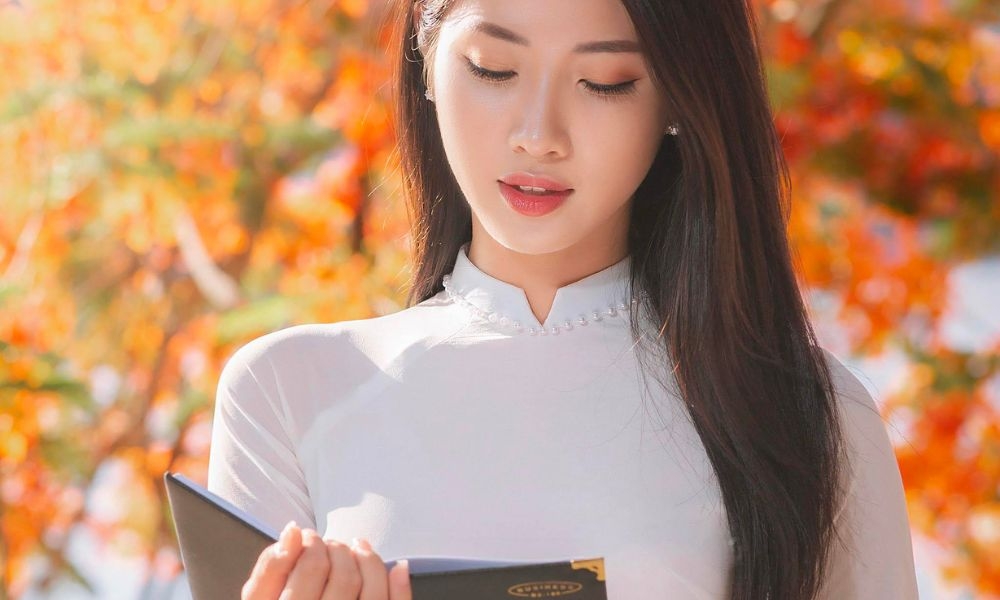 Dáng chụp ngồi đọc sách