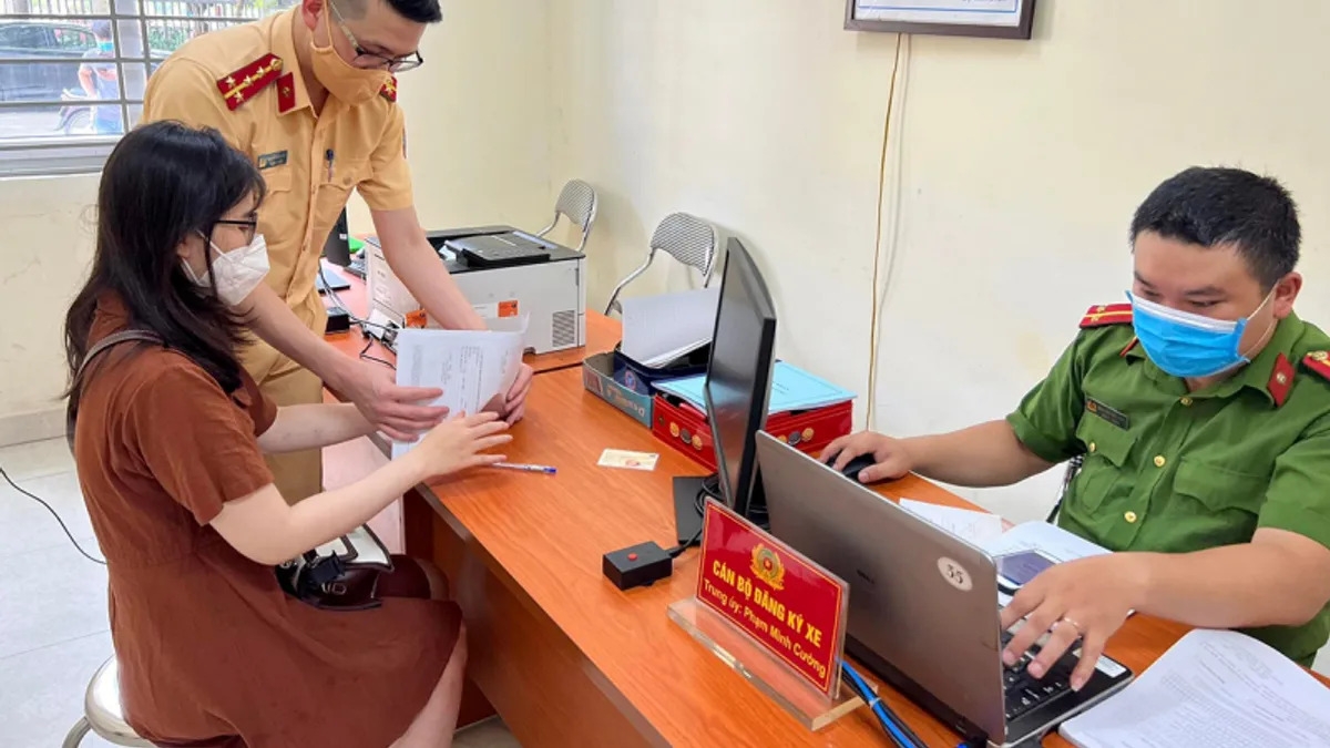 Chủ xe được hướng dẫn viết Giấy khai đăng ký xe