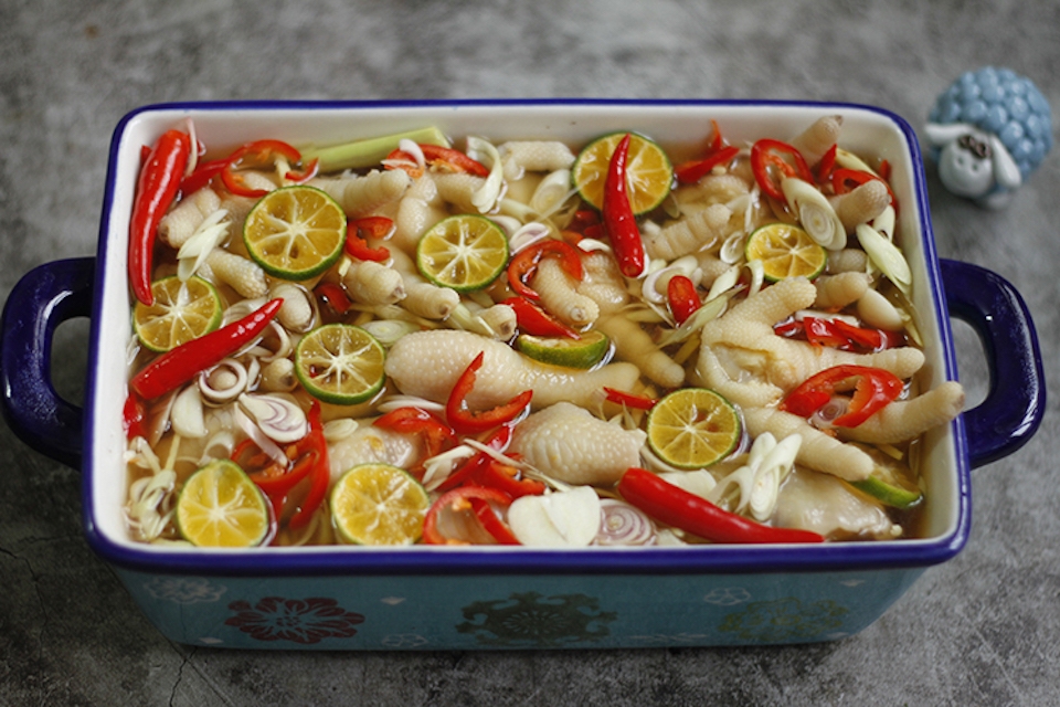 Làm chân gà sả tắc - hình 1