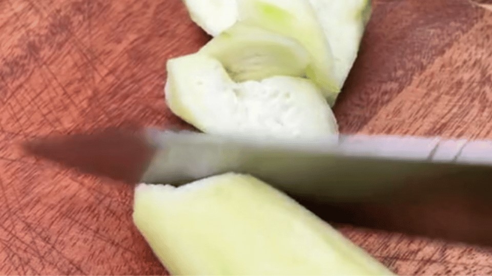 Mướp cắt thành khúc