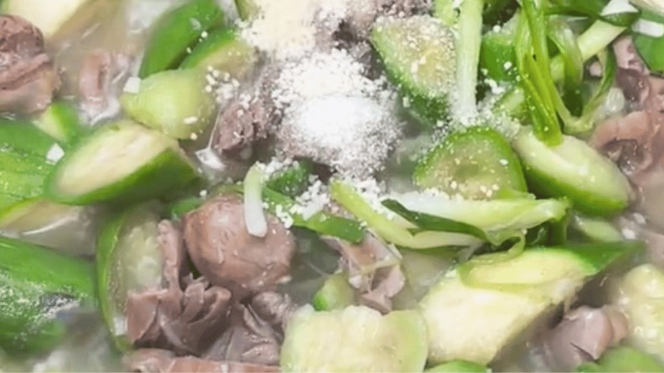 Cho lòng gà vào xào chung