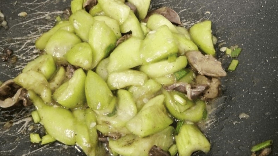 Cho mướp vào xào chung