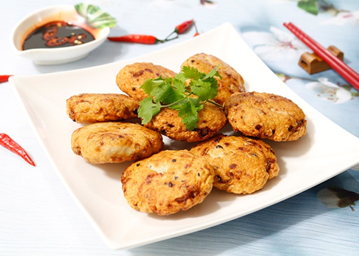 Chiên chả cá vàng đều