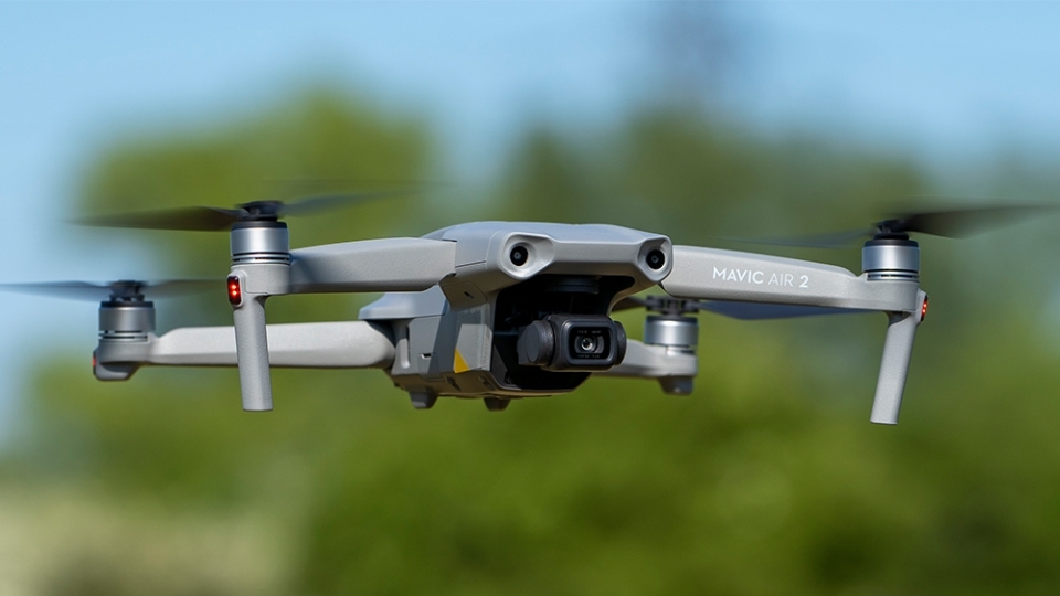 Sản phẩm Flycam Mavic Air 2 cũng có tính năng rất hay là ActiveTrack giúp cho Flycam có thể theo dõi và quay được những video tự động với những đối tượng chính xác