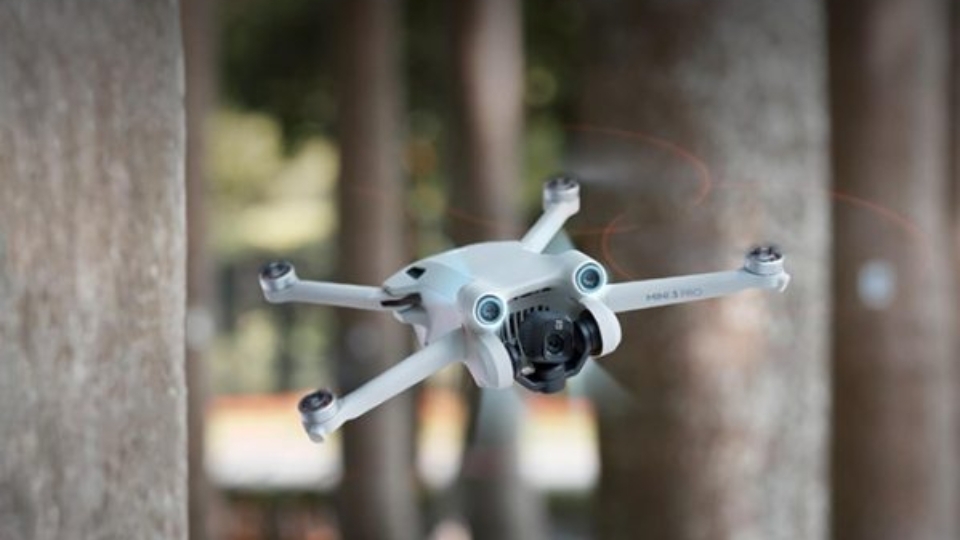 Sản phẩm này có thời gian trên không tối đa lên tới 47 phút bởi được trang bị một viên pin với dung lượng khủng lên tới 3850 mAh