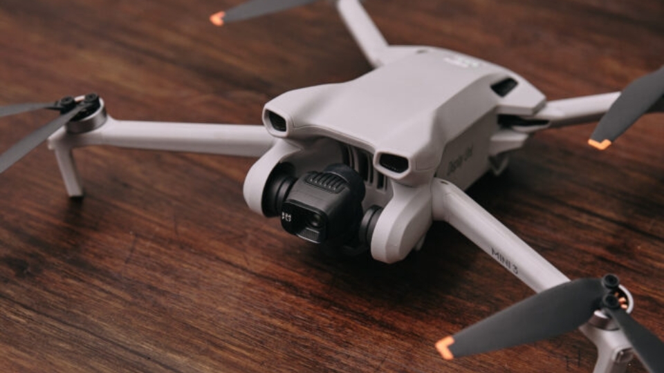 Sản phẩm Flycam Mini 3 cũng có một kích thước vô cùng nhỏ gọn và nhẹ nhàng với trọng lượng của sản phẩm chỉ khoảng 249g