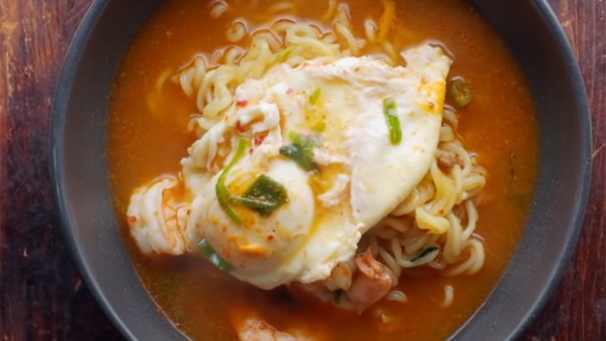 Cách nấu mì tôm trứng 1