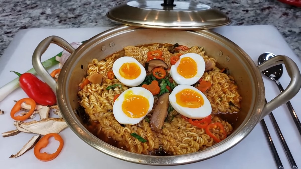 Cách nấu mì tôm trứng 3