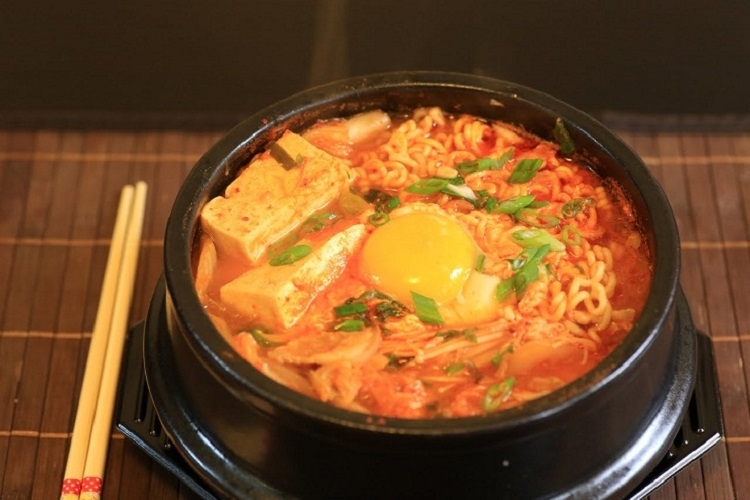 Cách nấu mì tôm trứng 8