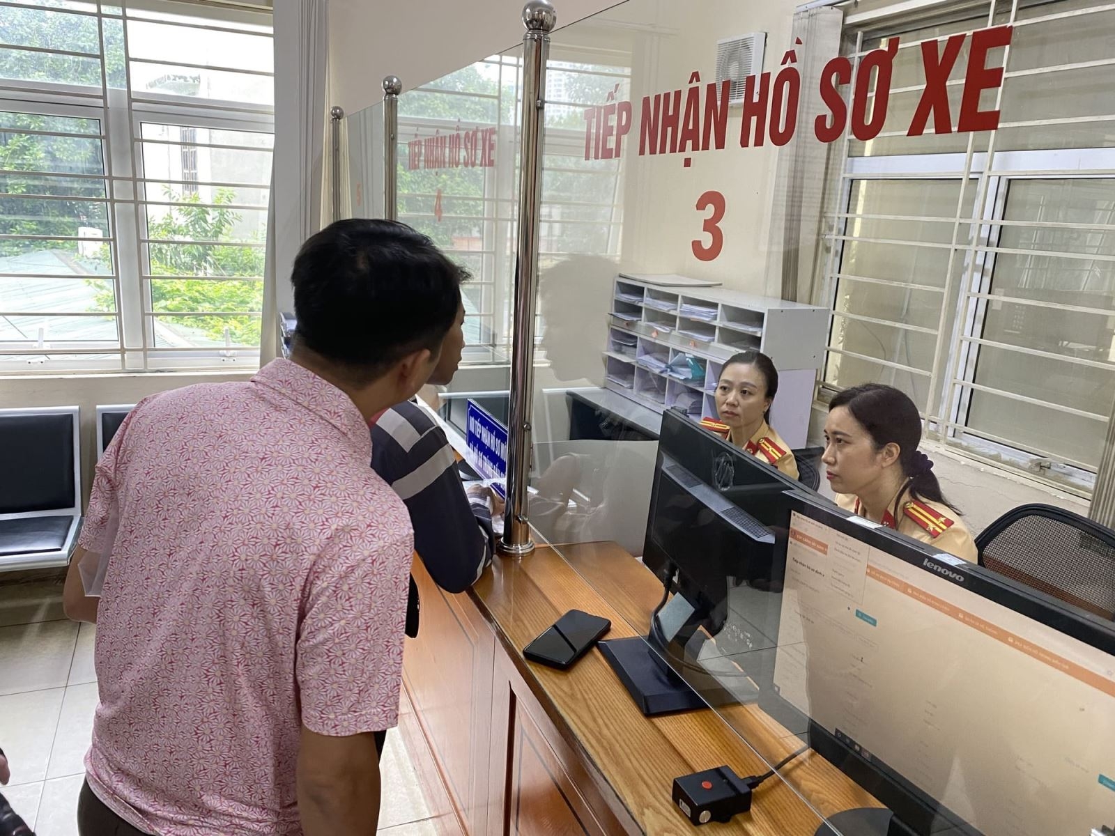 Nộp giấy tờ và giao xe cho Trụ sở Cảnh sát giao thông cấp Huyện