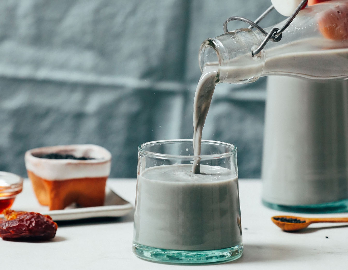 Sữa hạt điều mè đen thơm ngon, dễ uống, thích hợp cho chị em muốn giữ dáng