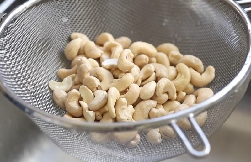 Ngâm và vớt hạt điều