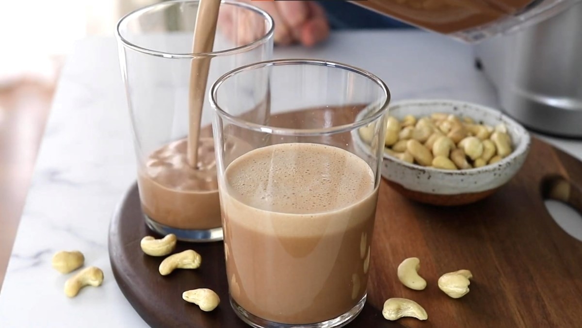 Sữa hạt điều cacao béo ngọt nhưng không gây ngấy, tỏa hương thơm tươi mát tự nhiên