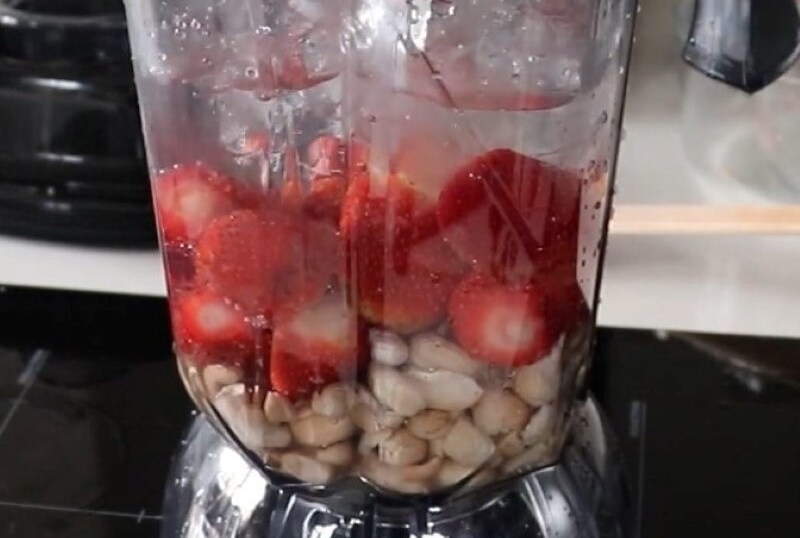 Xay nhuyễn hạt điều dâu tây