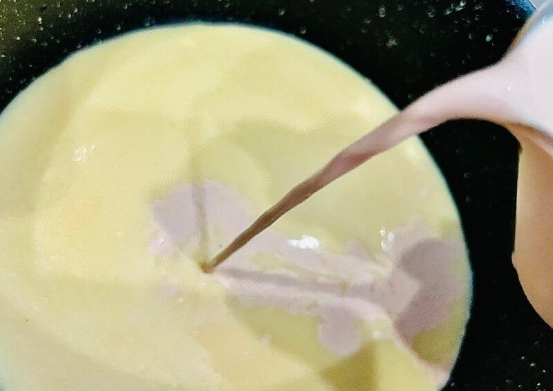 Đổ cacao vào nồi