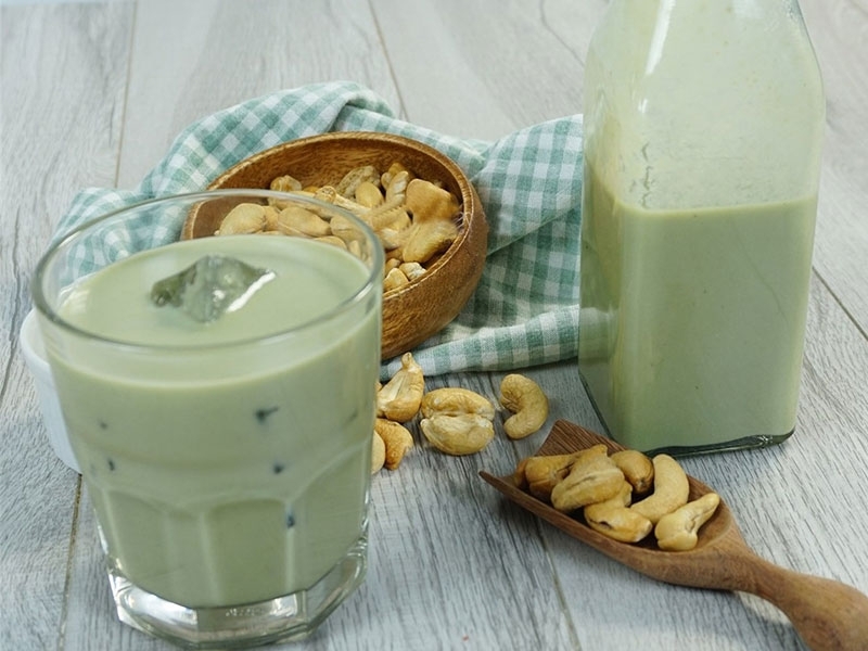 Sữa hạt điều yến mạch matcha sánh mịn, có màu sắc và mùi vị độc đáo