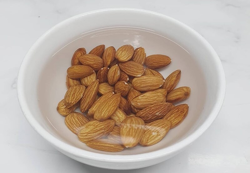 Ngâm hạnh nhân cho mềm