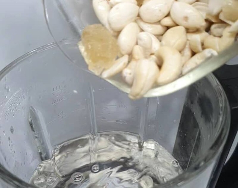 Cho các nguyên liệu vào máy làm sữa hạt