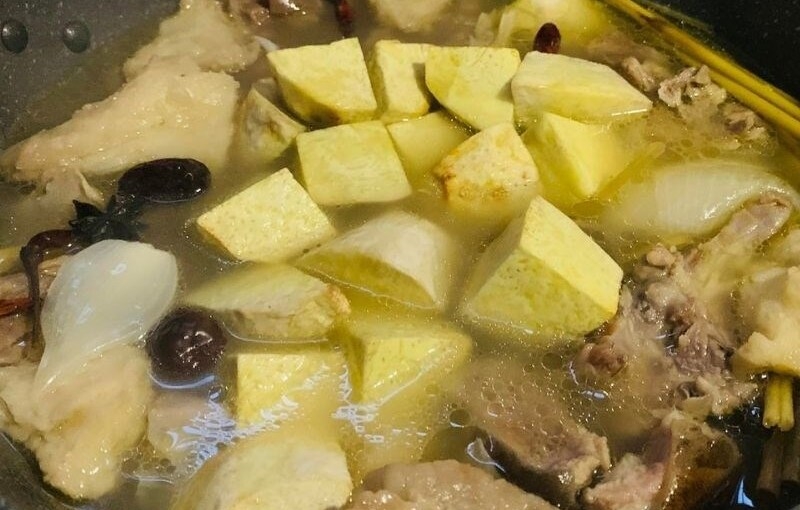 Đun sôi nồi lẩu dê