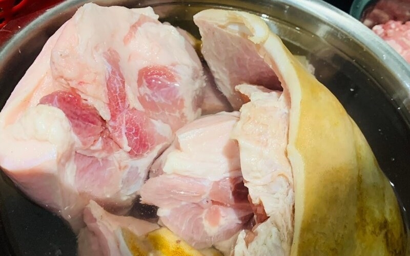 Ngâm thịt dễ trong nước muối pha rượu