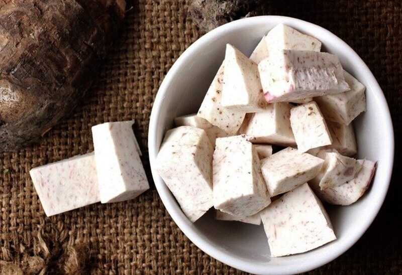 Cắt nhỏ khoai môn