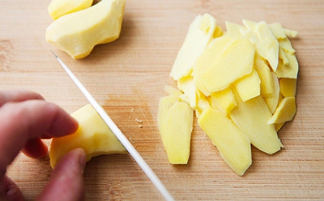 Gừng cắt thành miếng mỏng