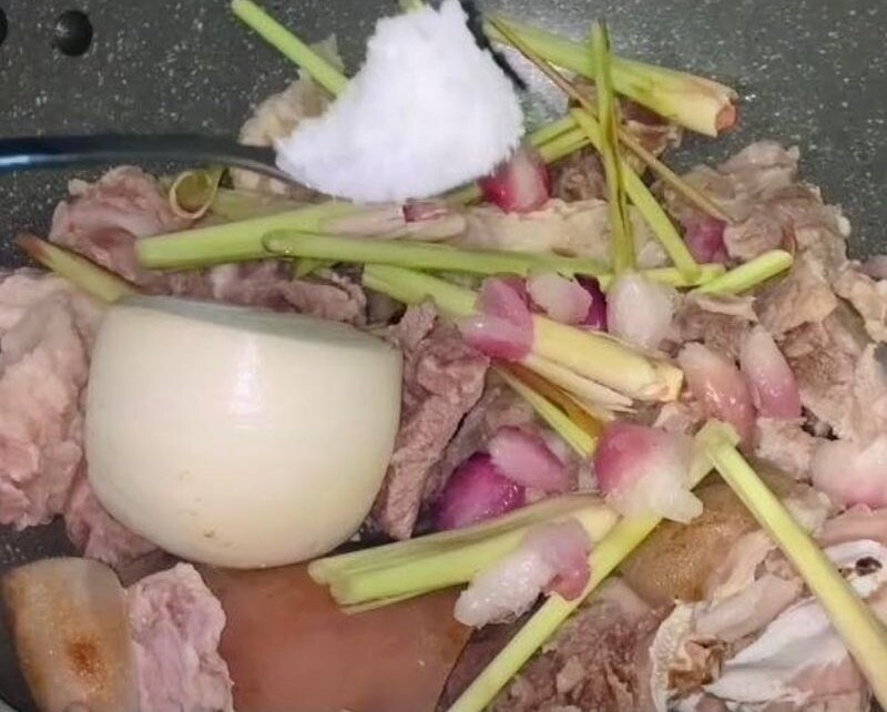 Cho thịt dê, hành tím, sả, gừng, hành tây vào nồi